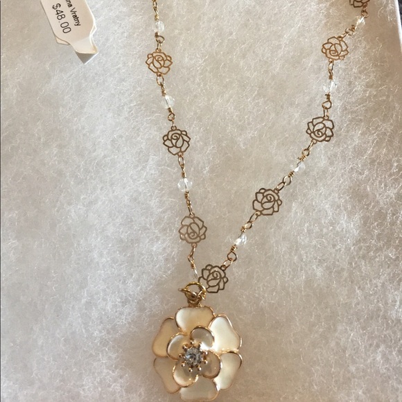 White Flower Necklace - Picture 1 of 2